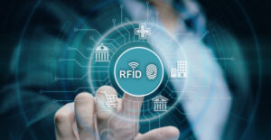 مردی که به آیکون RFID دست می‌زند و آیکون‌های دیگری در اطراف آن قرار دارند.