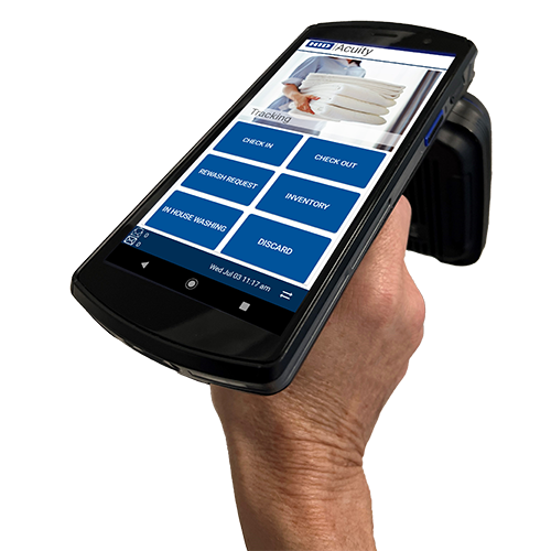 دست holding the HID XR2 ریدر دستی UHF RFID، که یک رابط لمسی برای ردیابی ملحفه را نشان می‌دهد با گزینه‌هایی مانند ورود، خروج، موجودی و دور انداختن.