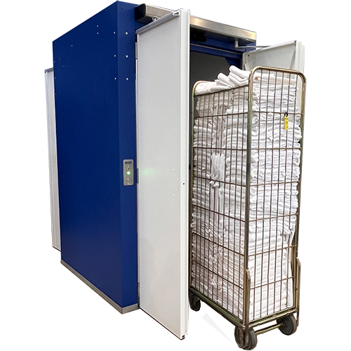 ایستگاه UHF HID PowerGate Cabin یک چرخ لباس را اسکن می‌کند تا پیگیری را خودکار کرده و جریان کارهای صنعتی لباسشویی را بهینه‌سازی کند.