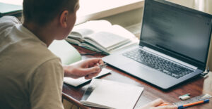دانش‌آموز در حال استفاده از Chromebook