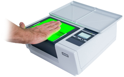 اسکن کف دست بر روی HID L Scan که فناوری پیشرفته ضبط تصویر را نشان می‌دهد