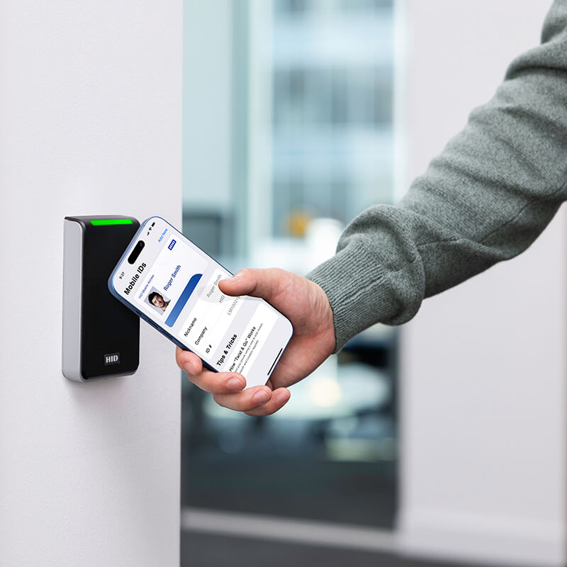 شخصی یک دستگاه را اسکن می‌کند تا به یک ساختمان دسترسی پیدا کند.