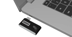 ریدر OMNIKEY SE به لپ‌تاپ متصل می‌شود.